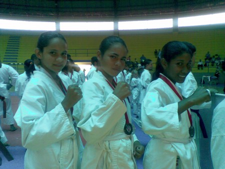 Projeto C4E - alunas da escola medalhistas no Torneio Estadual de Karatê